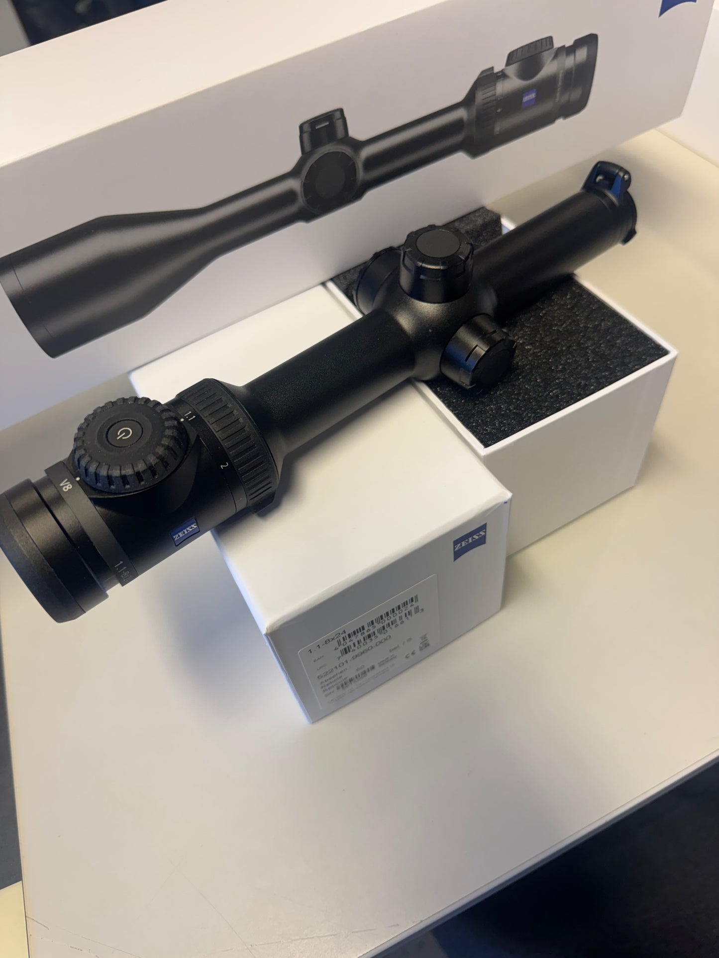 Zeiss V8 1,1-8x24 inkl org deksel