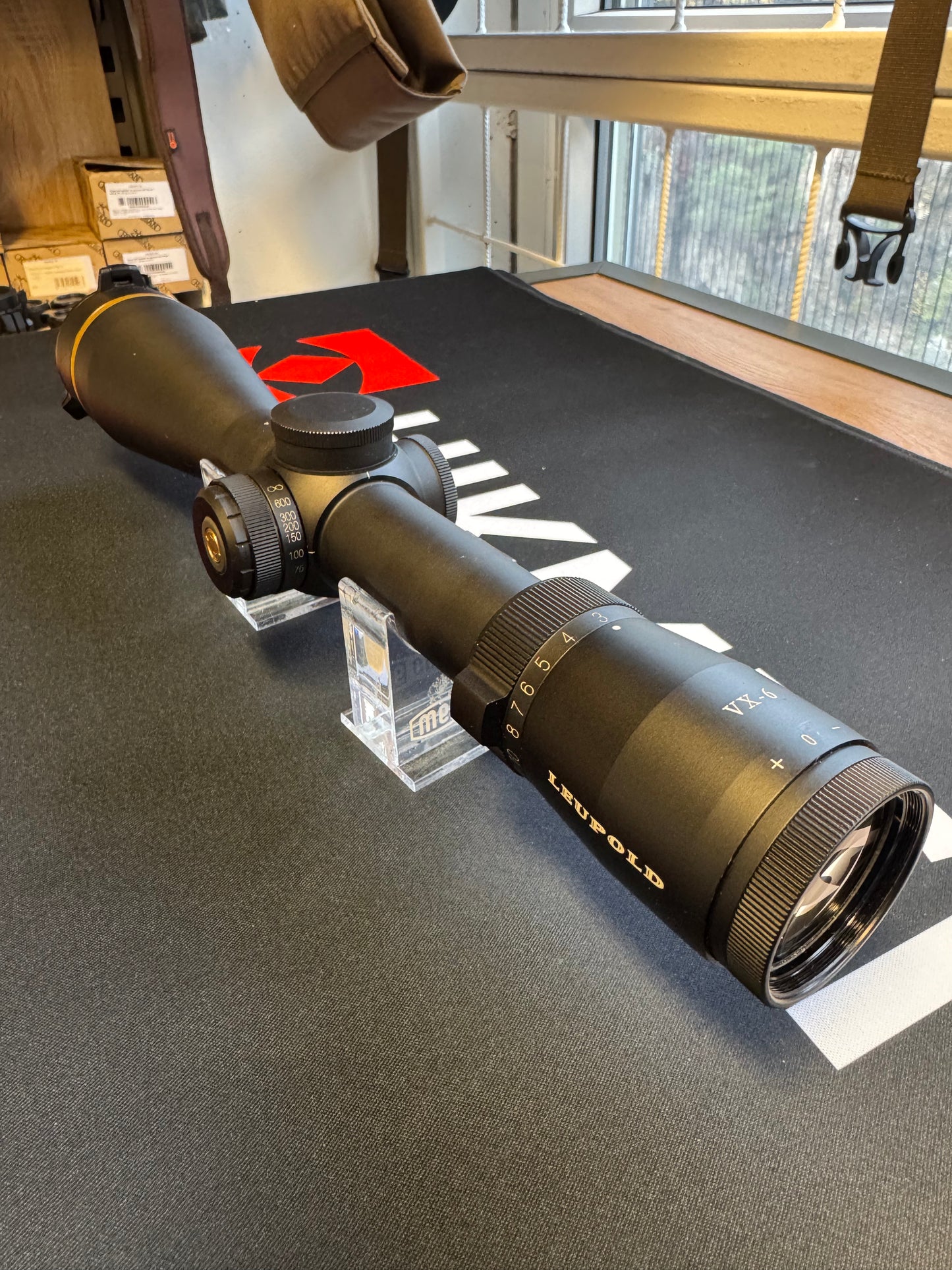 Leupold VX6 3-18x50 inkl deksel